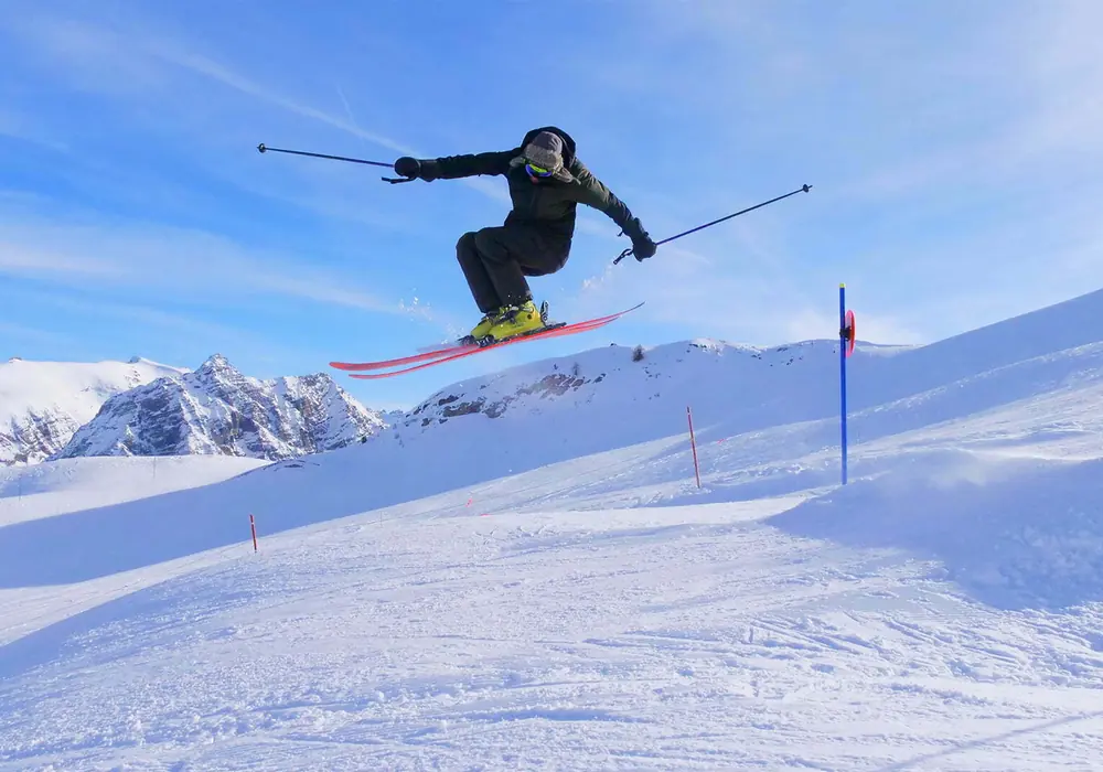 Skieur en saut sur le domaine de Montgenèvre