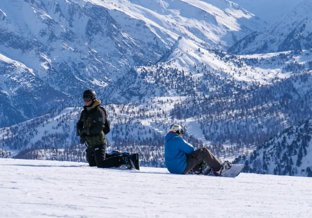 Snowboardeurs face aux sommets de la Voie Lactée