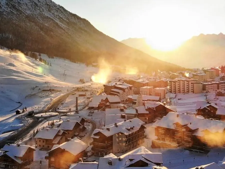 Village de Montgenèvre sous la neige au coucher du soleil
