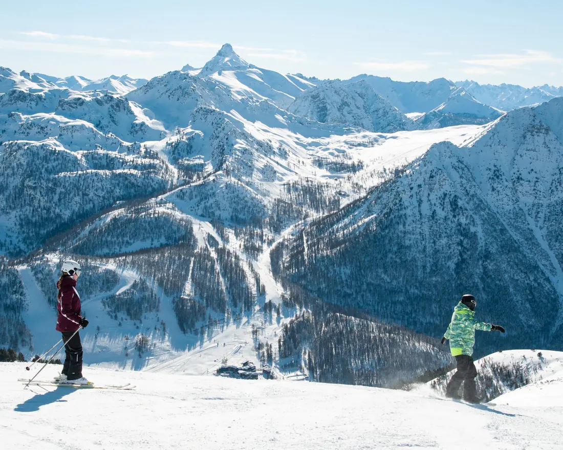 Skieurs sur une crête dominant les Alpes du Sud